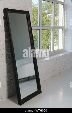 Große rechteckige schwarz gerahmten Spiegel auf Marmorkamin mit