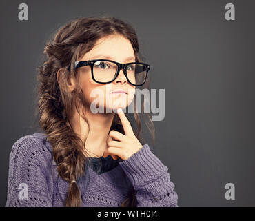 Denken ernst Schülerin in Brillen suchen auf Grau studio Hintergrund. Zurück zu Schule. Der Begriff der Bildung. Closeup getönten Portrait Stockfoto