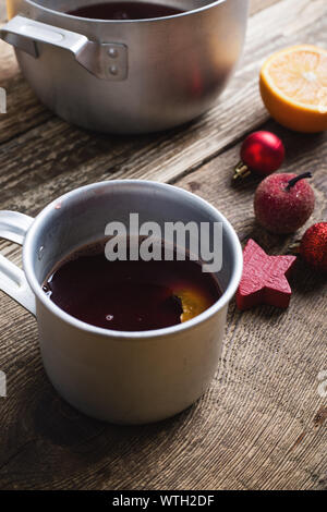 Wein in ländlichen Schüssel und Becher auf rustikalen Holztisch, Weihnachten und Thanksgiving Tag gemütlich festliches Getränk, Nahaufnahme, selektiver Fokus Glühwein Stockfoto