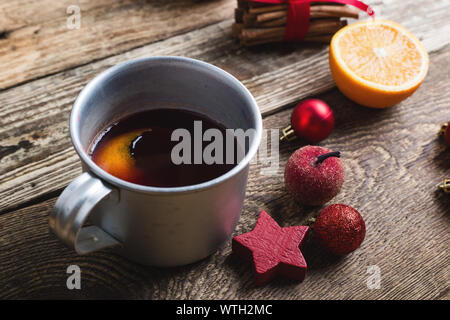 Wein in ländlichen Schüssel und Becher auf rustikalen Holztisch, Weihnachten und Thanksgiving Tag gemütlich festliches Getränk, Nahaufnahme, selektiver Fokus Glühwein Stockfoto