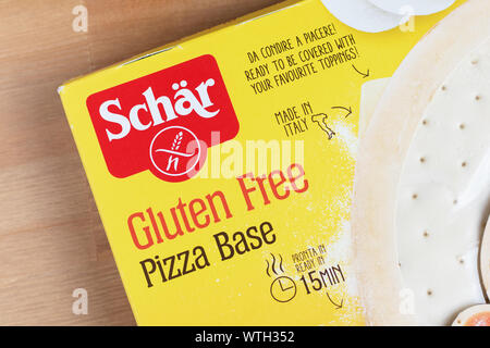 London/UK-Am 7. September 2019 - Nahaufnahme von Schar glutenfreie Pizza. Schär ist eine Marke, die produziert glutenfreie Produkte. Stockfoto