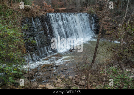 Eine Nahaufnahme, die von der Spur am Wasserfall an der alten Mühle Park in Roswell, Georgia im Winter Stockfoto