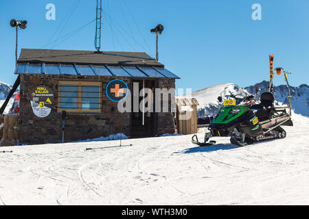 Pyrenäen, ANDORRA - Februar 13, 2019: Rescue Service Station in einem Skigebiet. Sonnige frostigen Tag, Motorschlitten im Vordergrund. Stockfoto