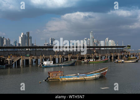 Alte Fischerboote in der Nähe von Fischmarkt in Panama City mit Skyline im Hintergrund Stockfoto