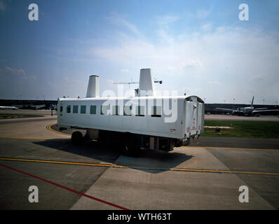 Mobile Aufenthaltsräume, die Einheimischen nennen People Mover, übersetzende Passagiere auf ihre Flugzeuge vom Terminal am Dulles International Airport, Chantilly, Virginia Stockfoto