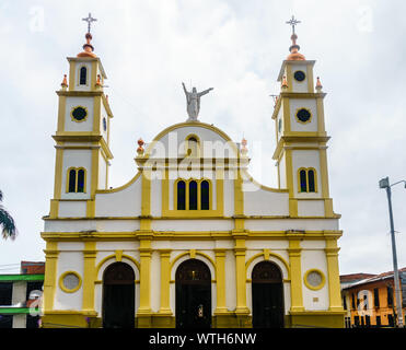 Blick auf koloniale Kirche Nuestra Señora del Carmen auf der Halbinsel Salento, Kolumbien Stockfoto