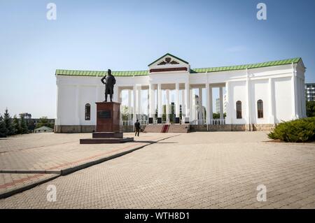 BENDER, Transnistrien, REPUBLIK MOLDAU. August 24, 2019. Statue von Fürst Grigorij Potemkin am historischen Soldatenfriedhof mit einer Russisch-orthodoxen Kirche Stockfoto