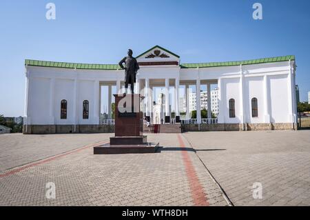 BENDER, Transnistrien, REPUBLIK MOLDAU. August 24, 2019. Statue von Fürst Grigorij Potemkin am historischen Soldatenfriedhof mit einer Russisch-orthodoxen Kirche Stockfoto