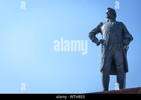 BENDER, Transnistrien, REPUBLIK MOLDAU. August 24, 2019. Statue von Fürst Grigorij Potemkin am historischen Soldatenfriedhof mit einer Russisch-orthodoxen Kirche Stockfoto