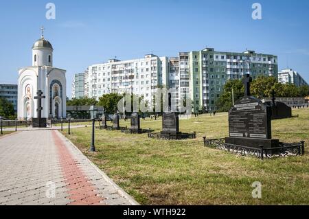 BENDER, Transnistrien, REPUBLIK MOLDAU. August 24, 2019. Historischen Soldatenfriedhof und die russisch-orthodoxe Kirche in der Innenstadt Bendery, Moldau. Stockfoto