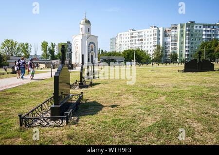 BENDER, Transnistrien, REPUBLIK MOLDAU. August 24, 2019. Historischen Soldatenfriedhof und die russisch-orthodoxe Kirche in der Innenstadt Bendery, Moldau. Stockfoto