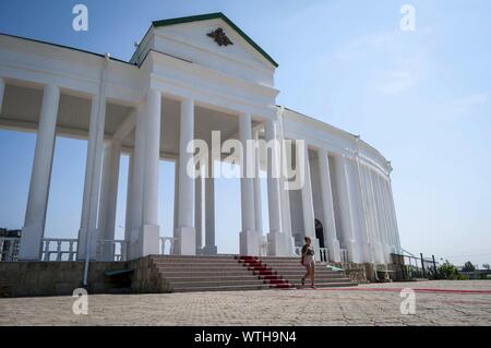 BENDER, Transnistrien, REPUBLIK MOLDAU. August 24, 2019. Historischen Soldatenfriedhof und die russisch-orthodoxe Kirche in der Innenstadt Bendery, Moldau. Stockfoto