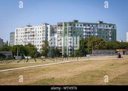 BENDER, Transnistrien, REPUBLIK MOLDAU. August 24, 2019. Historischen Soldatenfriedhof und die russisch-orthodoxe Kirche in der Innenstadt Bendery, Moldau. Stockfoto