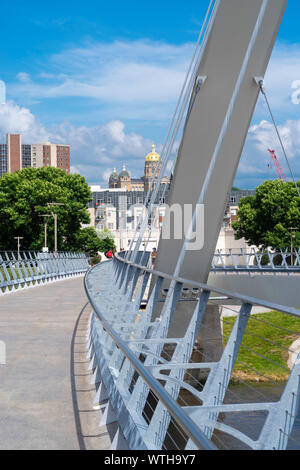 Bilder aus einen Spaziergang entlang des Des Moines River in der Innenstadt von Des Moines, Iowa, USA, Juli, 2019. Stockfoto