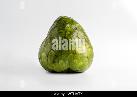 Custard Apple peruanische Frucht über einem weißen Hintergrund Stockfoto