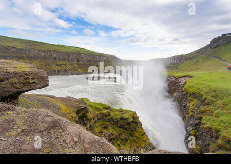 Gullfoss fällt im Sommer Aussicht, Island. Isländische Landschaft. Stockfoto