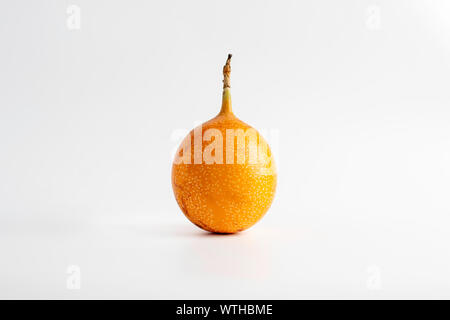 Granadilla oder grenadia Obst isoliert auf weißem Hintergrund Stockfoto