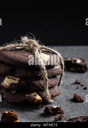 Dunkle Schokolade Cookies mit weißer Schokolade Chips, brownie Cookies Stockfoto