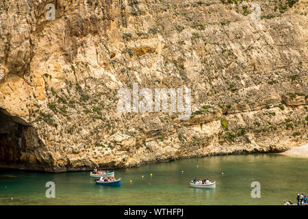 Gozo, benachbarte Insel Malta, Nordwestküste, felsige Küste, in der Nähe von San Lawrenz, Ruderboote, Binnenmeer, rock Höhle, in Dwejra Bay, Azur Windo Stockfoto