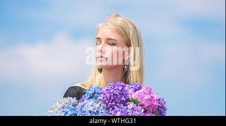 Mädchen Ausschreibung blond halten Hortensie Blumen Blumenstrauß. Allergiefrei leben. Stop Allergie blühenden Jahreszeit. Genießen Sie Frühling ohne Allergie. Frühling blühen. Pollenallergie. Sanfte Blume für die zarte Frau. Stockfoto