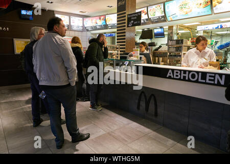 Zürich, Schweiz - ca. Oktober 2018: Menschen Warteschlange bei McDonald's Fast Food Restaurant in Zürich. Stockfoto