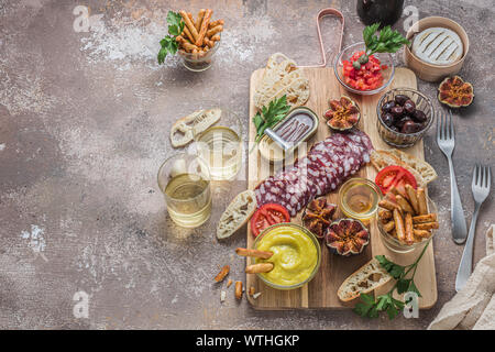 Spanische Tapas mit Salami, Feigen, Käse und Brot, kopieren. Stockfoto