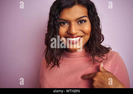 Junge schöne Transsexuelle transgender Frau stehend über isolierte rosa Hintergrund mit Überraschung Gesicht zeigenden Finger zu sich selbst Stockfoto