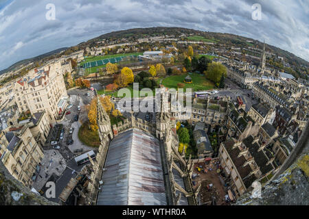 Fisheye Schuß von Badewanne und Parade Gärten vom Turm der Abtei von Bath Stockfoto