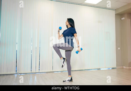 Mädchen ist in einer in der Halle der Gruppe Programme Stockfoto