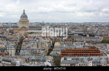 Panoramablick über Paris in Frankreich und der große Palast genannt Pantheon mit riesige Kuppel im Hintergrund Stockfoto