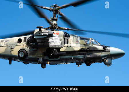 Eine Kamov Ka-52 "Alligator" Angriff und Kampfhubschrauber der russischen Luftwaffe auf der MAKS 2019 Airshow. Stockfoto