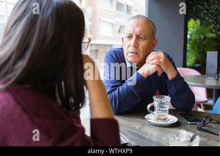 Ältere Menschen ein Gespräch mit Frau trinkt Kaffee und entspannen, im Restaurant chatten Stockfoto