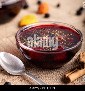 Mazamorra morada, köstliche peruanische Dessert Marmelade mit getrockneten Früchten und Zimt Stockfoto