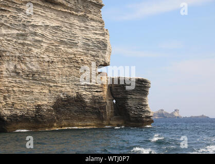 Big Stack Felsen namens Helm in Korsika Insel und das Mittelmeer. Stockfoto