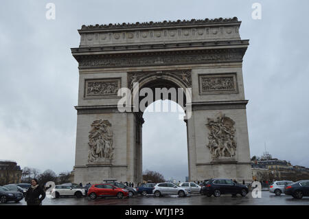 Arc De Triumph oder Triumphbogen, in der Mitte des Place Charles de Gaulle gelegen, Platz in Paris Frankreich Stockfoto