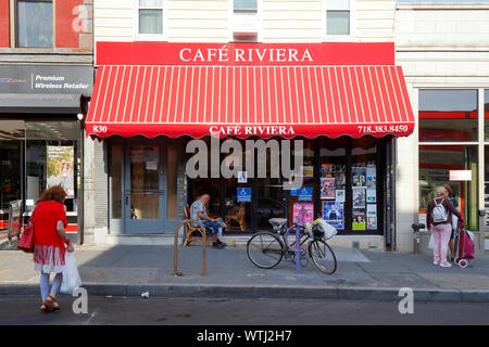 Cafe Riviera, 830 Manhattan Avenue, Brooklyn, New York. Foto einer polnischen Bäckerei im Stadtteil Greenpoint in New York Stockfoto