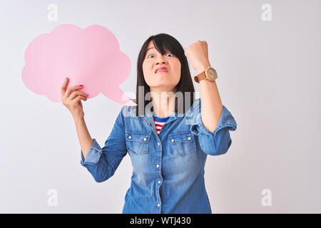 Junge schöne chinesische Frau mit Cloud Sprechblase über isoliert weißer Hintergrund genervt und frustriert schrie mit Zorn, verrückt und schreien Stockfoto