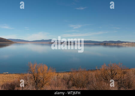 Mono Lake, eine große, flache Kochsalzlösung soda See in Mono County, Kalifornien Stockfoto