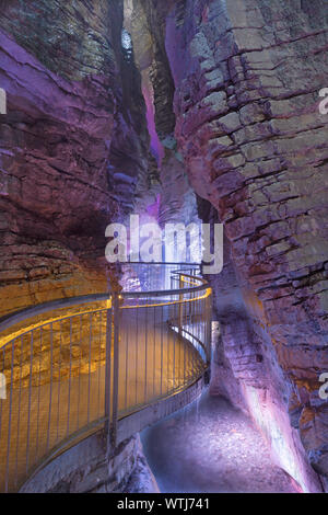 RIVA DEL GARDA, ITALIEN - Juni 7, 2019: Der Wasserfall in der Höhle Cascata Varone in der Nähe des Riva del Garda, Lago di Garda See. Stockfoto