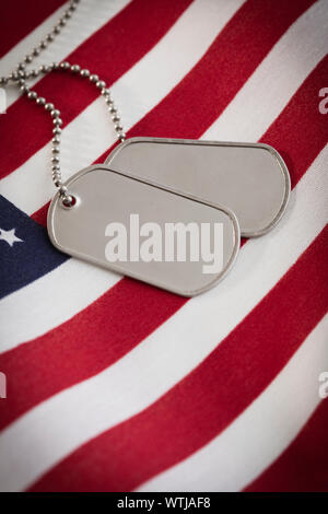 Dog Tags auf US Flag Stockfoto