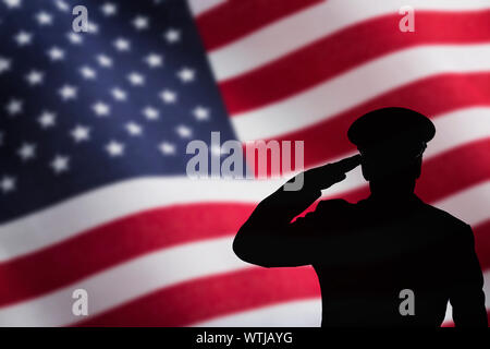 Silhouette der Soldat salutierte vor US Flag Stockfoto