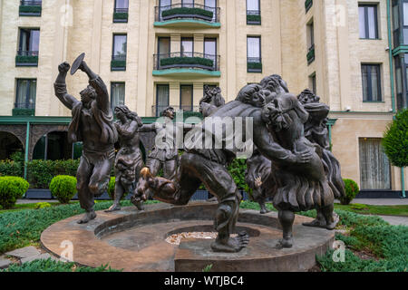 Tiflis, Georgien - 02.08.2019: Berikaoba Skulptur Statue in Tiflis, Georgien. Berikaoba ist eine improvisierte Maskiert Volkstheater in Georgien. Art. Stockfoto