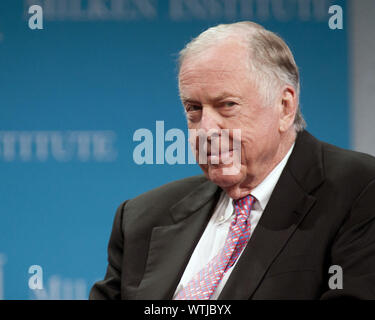 T Boone Pickens (Thomas Boone Pickens jr., Mai 22, 1928 - September 11, 2019 geboren) war ein US-amerikanischer Kapitalist, der Hedge Fund BP Capital Management geleitet. Er war ein bekannter Übernahme operator und Corporate Raider während der 80er Jahre, ein Verteidiger der Rechte der Aktionäre eine unwahrscheinliche Umweltschützer, politisch konservativ und umstrittene Philanthrop. Er starb am Mittwoch in seinem Haus in Dallas. Er war 91. Im Bild: April 30, 2012, Beverly Hills, Kalifornien, USA: T Boone Pickens, Unternehmer und Philanthrop; Gründer, BP Kapital während der Milken Institut globale Konferenz. (Credit Im Stockfoto