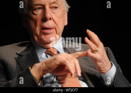 T Boone Pickens (Thomas Boone Pickens jr., Mai 22, 1928 - September 11, 2019 geboren) war ein US-amerikanischer Kapitalist, der Hedge Fund BP Capital Management geleitet. Er war ein bekannter Übernahme operator und Corporate Raider während der 80er Jahre, ein Verteidiger der Rechte der Aktionäre eine unwahrscheinliche Umweltschützer, politisch konservativ und umstrittene Philanthrop. Er starb am Mittwoch in seinem Haus in Dallas. Er war 91. Im Bild: Nov 11, 2008, Phoenix, Arizona, USA: T Boone Pickens, Gründer und Vorsitzender von BP Capital Management, Vorträge während der Edison Electric Institute Finanzielle Konferenz. (Credit I Stockfoto