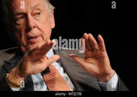 T Boone Pickens (Thomas Boone Pickens jr., Mai 22, 1928 - September 11, 2019 geboren) war ein US-amerikanischer Kapitalist, der Hedge Fund BP Capital Management geleitet. Er war ein bekannter Übernahme operator und Corporate Raider während der 80er Jahre, ein Verteidiger der Rechte der Aktionäre eine unwahrscheinliche Umweltschützer, politisch konservativ und umstrittene Philanthrop. Er starb am Mittwoch in seinem Haus in Dallas. Er war 91. Im Bild: Nov 11, 2008, Phoenix, Arizona, USA: T Boone Pickens, Gründer und Vorsitzender von BP Capital Management, Vorträge während der Edison Electric Institute Finanzielle Konferenz. (Credit I Stockfoto