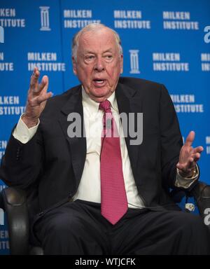 T Boone Pickens (Thomas Boone Pickens jr., Mai 22, 1928 - September 11, 2019 geboren) war ein US-amerikanischer Kapitalist, der Hedge Fund BP Capital Management geleitet. Er war ein bekannter Übernahme operator und Corporate Raider während der 80er Jahre, ein Verteidiger der Rechte der Aktionäre eine unwahrscheinliche Umweltschützer, politisch konservativ und umstrittene Philanthrop. Er starb am Mittwoch in seinem Haus in Dallas. Er war 91. Im Bild: April 28, 2014, Beverly Hills, Kalifornien, USA: T Boone Pickens spricht auf einem Panel während der Milken Institut globale Konferenz. (Bild: © Ringo Chiu/ZUMAPRESS.com) Stockfoto