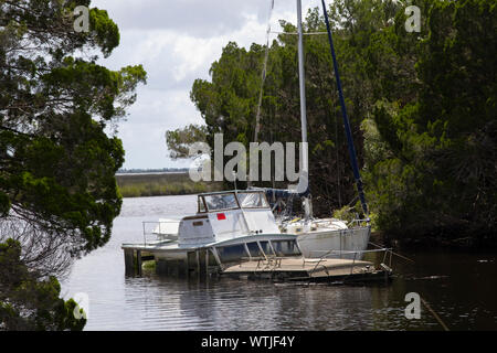 Segelboot günstig auf eine versunkene Trawler auf den Withlacoochee River, Florida Stockfoto