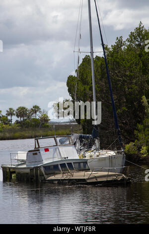 Segelboot günstig auf eine versunkene Trawler auf den Withlacoochee River, Florida Stockfoto