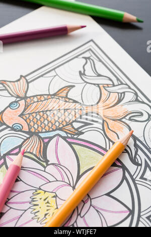 Buntstifte auf malbuch Seite Stockfoto