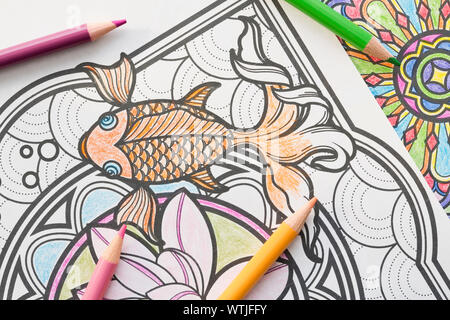 Buntstifte auf malbuch Seite Stockfoto